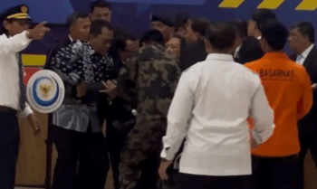 Menteri KKP Pingsan Saat Upacara Korban ATR