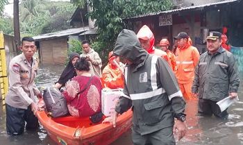 Banjir Cakung Barat, Petugas Evakuasi Warga
