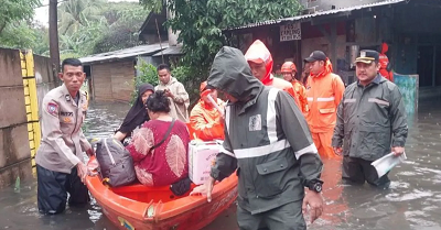 Banjir Cakung Barat, Petugas Evakuasi Warga 1 Banjir Cakung Barat, Petugas Evakuasi Warga