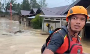 SAR Padang Evakuasi Warga Terjebak Banjir