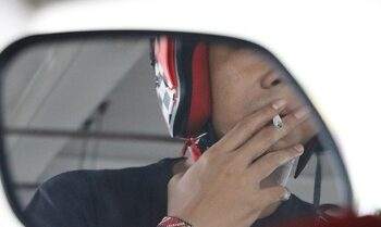Studi Sebut Risiko Mematikan Naik Motor Sambil Ngerokok