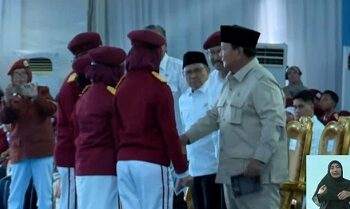 Prabowo Resmikan 166 Sekolah Rakyat, Dapat Novel Karya Siswa
