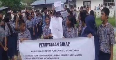 Seratusan Siswa SMP PGRI Kaiwatu Unjuk Rasa Minta Sekolah Dinegerikan 1 Seratusan Siswa SMP PGRI Kaiwatu Unjuk Rasa Minta Sekolah Dinegerikan
