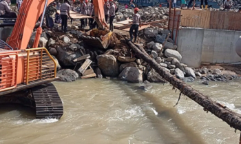 Dua Jembatan Darurat di Agam Hanyut