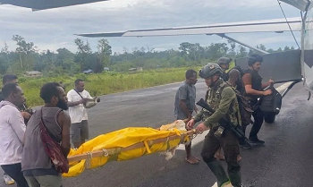 TNI-Polri Evakuasi Jenazah Pilot Smart Air ke Timika