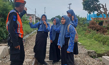 KAI Larang Ngabuburit di Jalur Rel