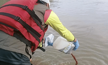1.500 Liter Ecoenzym Dituang ke Cisadane