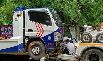 Mobil Towing Polisi Diderek karena Parkir Liar