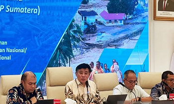Deputi Bidang Pembangunan Kewilayahan Bappenas Medrilzam (kedua dari kanan) saat menyampaikan laporan Rencana Induk Percepatan Rehabilitasi dan Rekonstruksi Pasca Bencana (Renduk PRRP) untuk Provinsi Aceh, Sumatera Utara (Sumut), dan Sumatera Barat (Sumbar) di Gedung Bappenas, Jakarta, Kamis (19/2/2026)