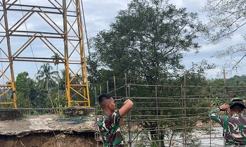 TNI AD Bangun Jembatan Gantung di Sumatera Barat