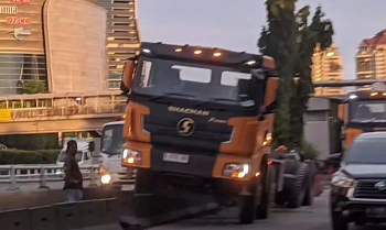 Truk Tabrak Separator Busway di S Parman
