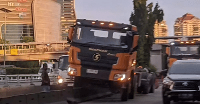 Truk Tabrak Separator Busway di S Parman 1 Truk Tabrak Separator Busway di S Parman