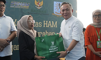 Wakil Menteri HAM Mugiyanto (kedua kanan) menyerahkan santunan kepada keluarga korban peristiwa Mei 1998