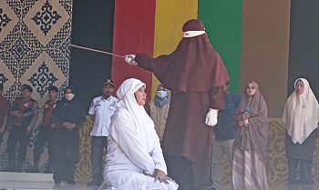 Pasangan Ikhtilat Dicambuk 25 Kali di Banda Aceh