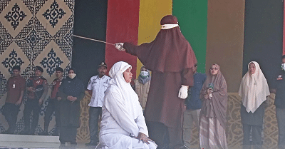 Pasangan Ikhtilat Dicambuk 25 Kali di Banda Aceh 1 Pasangan Ikhtilat Dicambuk 25 Kali di Banda Aceh