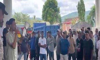 Sopir Dump Truck di Ambon Demo Tolak Penutupan Galian C