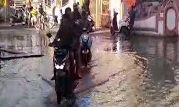 Akibat Banjir Rob di Jalan Joseph Kham dan Mutiara, Banyak Kendaraan Lawan Arus