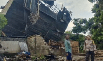 Angin Kencang Rusak Sekolah dan Rumah di Jember