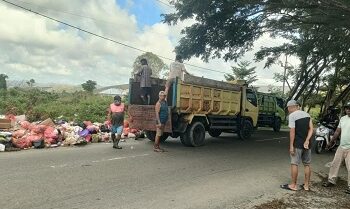 DLH Bersihkan Tumpukan Sampah, Warga Diingatkan Patuhi Jam Buang Sampah