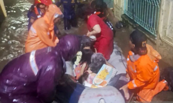 Warga Cibubur Dievakuasi Akibat Banjir