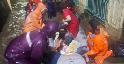 Warga Cibubur Dievakuasi Akibat Banjir 1 Warga Cibubur Dievakuasi Akibat Banjir