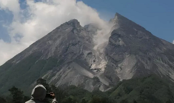 Merapi Luncurkan Awan Panas hingga 1,6 Km