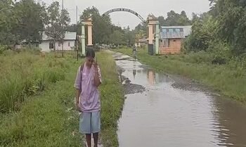 Ruas Jalan Desa Uweth Terendam Banjir Saat Musim Hujan, Warga Harap Segera Diperbaiki