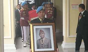 Putra Kedua Try Sutrisno Imam Sholat Jenazah