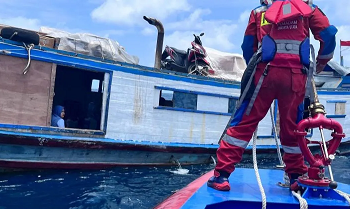 13 Penumpang Kapal Rusak di Perairan Karang Beras Dievakuasi