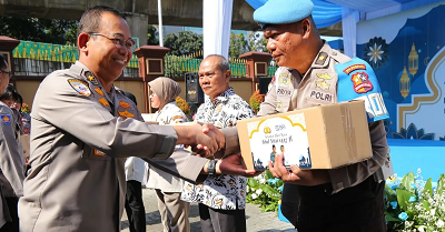 Kapolri Bagikan Sembako untuk Personel 1 Kapolri Bagikan Sembako untuk Personel