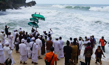 Umat Hindu DIY Melasti di Pantai Ngobaran