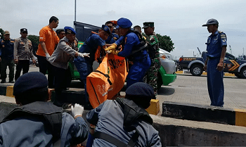 TNI AL Evakuasi Jenazah Penumpang Jatuh dari Kapal di APBS