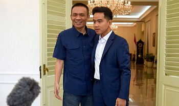 Gibran Peluk Rismon di Istana Usai Minta Maaf