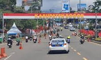 31 Ribu Kendaraan Melintas Naik dan Turun di Puncak Bogor Siang Ini