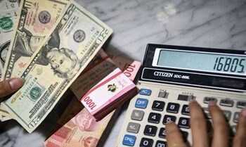 Rupiah melemah seiring harga minyak dunia terus meningkat