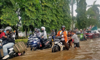 Banjir Rendam 12 RT dan Empat Jalan di Jakbar
