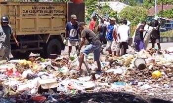 DLH Bersihkan 2 Ton Sampah di Depan Rawakodok Kota Masohi