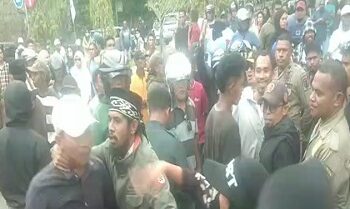Keluarga Korban Siswa MTs Malra Demo di Polres Tual Minta Keadilan