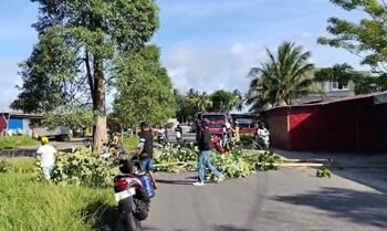 Keluarga Lawalata Blokade Jalan Maulana Ibrahim Namlea