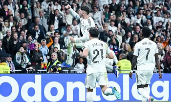 Pemain Real Madrid Federico Valverde (kiri)