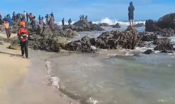 Tim SAR Cari WN China Terseret Arus di Pantai Cibobos