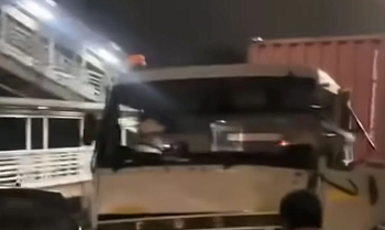Truk Tabrak Minibus di Daan Mogot, JPO Rusak