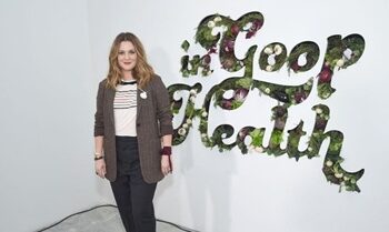 Drew Barrymore Nangis Bahas Perubahan Badan Pasca-Lahiran, Akui Batasi Busana