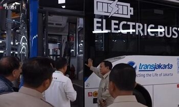 Momen Prabowo 'Naik Transjakarta' Saat Peresmian Pabrik di Magelang