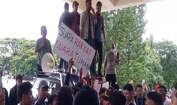 GMKI Ambon Demo di Kantor Gubernur Maluku, Soroti Tambang Emas Gunung Botak
