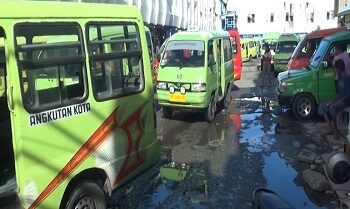 Akibat Jalan Berlubang, Terminal dan Jalan Pantai Mardika Dipenuhi Genangan Air