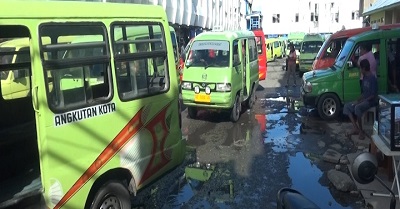 Akibat Jalan Berlubang, Terminal dan Jalan Pantai Mardika Dipenuhi Genangan Air 1 Akibat Jalan Berlubang, Terminal dan Jalan Pantai Mardika Dipenuhi Genangan Air