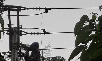 PLN ULP Namlea Intensif Lakukan Pemulihan Gangguan Kelistrikan Akibat Cuaca Ekstrem di Kabupaten Buru