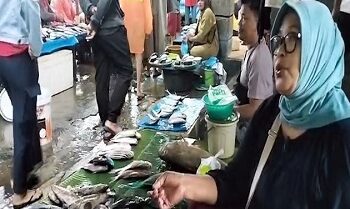 Cuaca Buruk Picu Kenaikan Harga Ikan di Pasar Binaiya Masohi