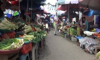 Menjelang Hari Raya Idul Adha 1447 Hijriah, harga bawang merah, bawang putih, cabai, dan sejumlah bumbu dapur di Pasar Mardika Ambon terpantau stabil. Pedagang menyebut stok barang masih melimpah dan pasokan dari distributor berjalan lancar.